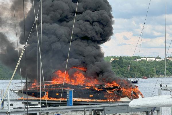Brand am Steg der Marina-Lanke-Werft | Motoryacht brennt lichterloh völlig aus