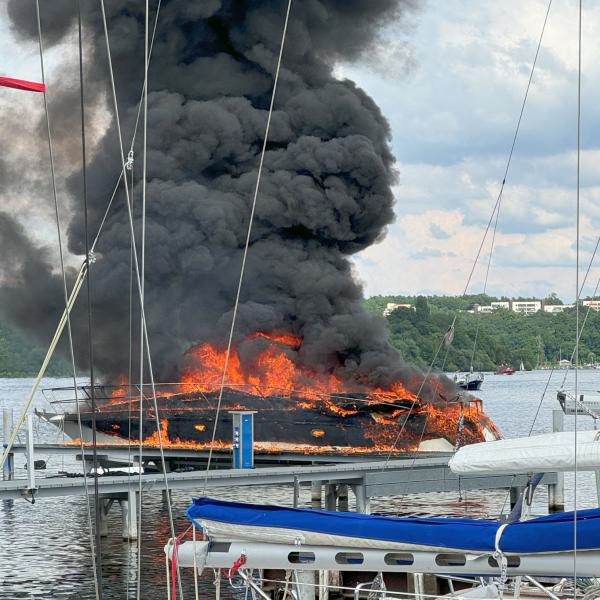 Brand am Steg der Marina-Lanke-Werft | Motoryacht brennt lichterloh völlig aus